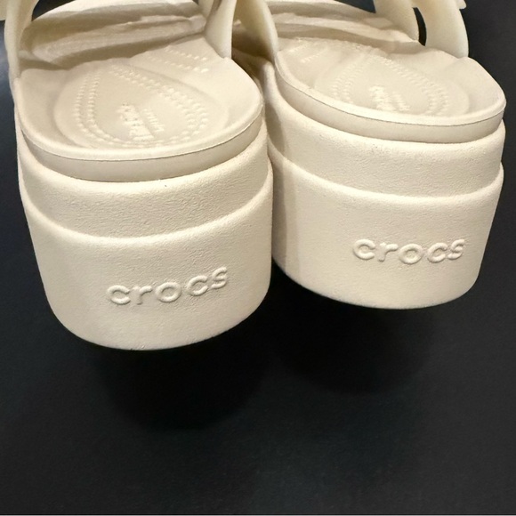CROCS Beige Sandstone Brooklyn Buckle Frosted Low Wedge Sandals Women’s Size 8 - Picture 12 of 16